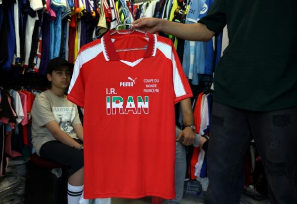 Un maillot de l'équipe de football d'Iran en vente dans un magasin de Téhéran, le 8 mai 2026