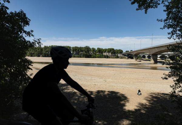 Un cycliste le long de la Loire en partie asséchée à Orléans le 20 juillet 2026