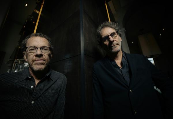 Les réalisateurs américains Ethan Coen (à gauche) et Joel Coen (à droite), avant de recevoir le Prix Lumière 2026 à Lyon, le 15 octobre 2026