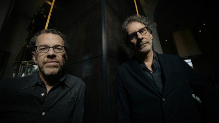 Les réalisateurs américains Ethan Coen (à gauche) et Joel Coen (à droite), avant de recevoir le Prix Lumière 2026 à Lyon, le 15 octobre 2026