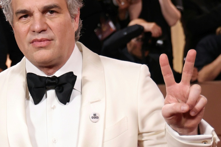 L'acteur américain Mark Ruffalo porte un badge sur lequel on peut lire 