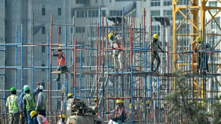 Des travailleurs sur un immeuble en construction à Bengaluru, en Inde, le 27 février 2025