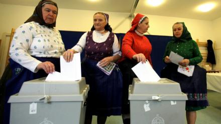 Des femmes en tenue traditionnelle votent dans une école maternelle à Veresegyhaz, près de Budapest, le 12 avril 2026
