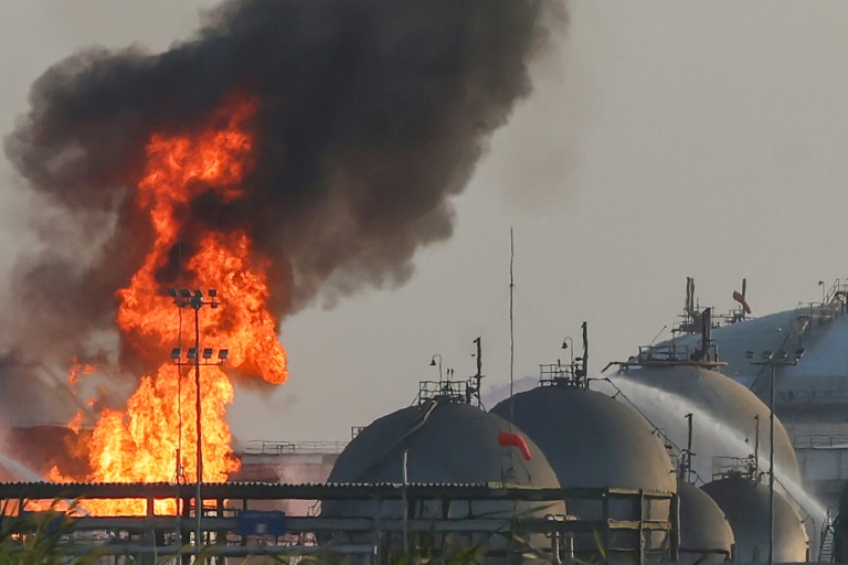 Un site du géant pétrolier saoudien Aramco en flammes, le 3 octobre 2026 au sud de Ryadl, en Arabie saoudite