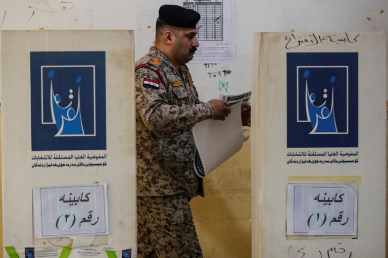 Un soldat irakien vote dans un bureau de vote, lors d'une journée électorale spéciale réservée aux forces de sécurité irakiennes, deux jours avant l'ouverture des urnes au public pour les élections législatives, à Bagdad, le 9 novembre 2025