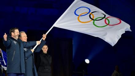 Les présidents des régions Auvergne-Rhône-Alpes, Fabrice Pannekoucke (g) et
Provence-Alpes-Côte d’Azur, Renaud Muselier, hôtes des Jeux d'hiver 2030, lors de la cérémonie de clôture de JO de Milan Cortina, le 23 février 2026 à Vérone