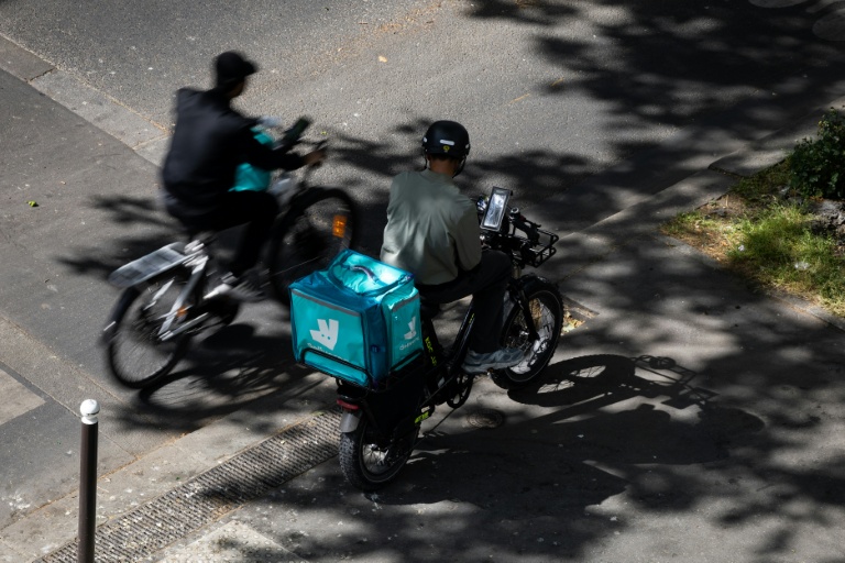 Des livreurs Deliveroo à vélo dans une rue de Paris, le 28 avril 2026