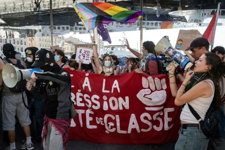 Des manifestants défilent en marge d'une action de blocage des lycéens à l'échelle nationale, à Marseille, dans les Bouches-du-Rhône, le 5 octobre 2026