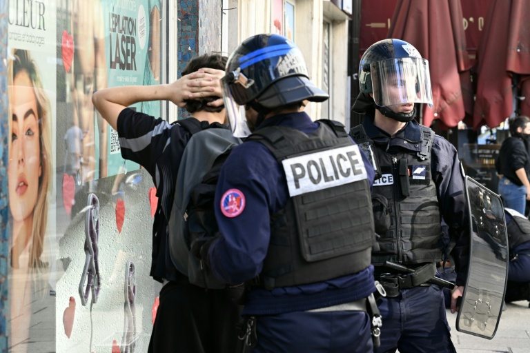 Un manifestant est interpellé par des policiers lors de heurts en marge d'une manifestation de lycéens, dans le cadre d'un mouvement de contestation nationale sur les conditions d'apprentissage, à Nancy, en Meurthe-et-Moselle, le 5 octobre 2026