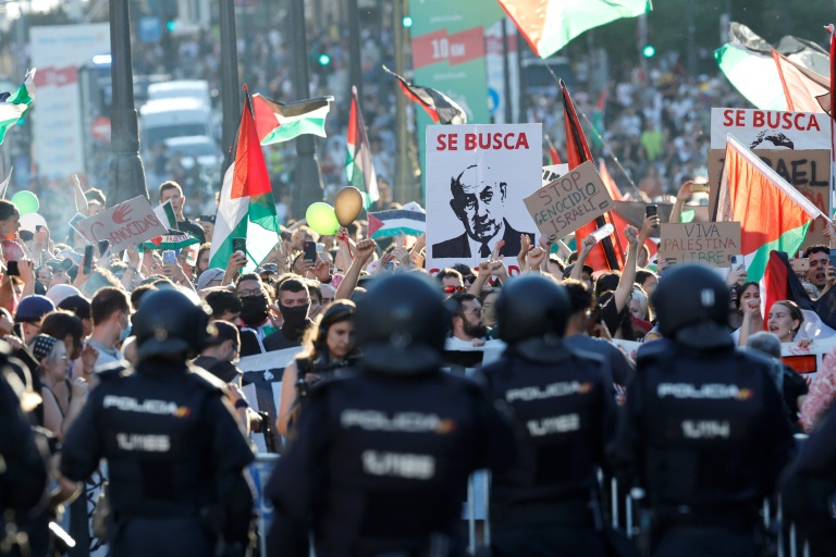 Des manifestants propalestiniens brandissent une pancarte avec un portrait du Premier ministre israélien Benjamin et la mention