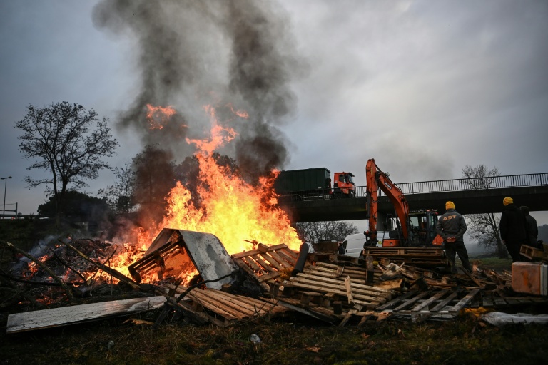 Blocage de l'autoroute A63 à Cestas, au sud de Bordeaux, par des agriculteurs, le 17 décembre 2025