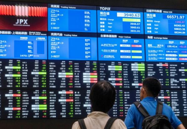 Des panneaux indiquent les cours boursiers et les indicateurs économiques à la Bourse de Tokyo, le 1er juin 2026