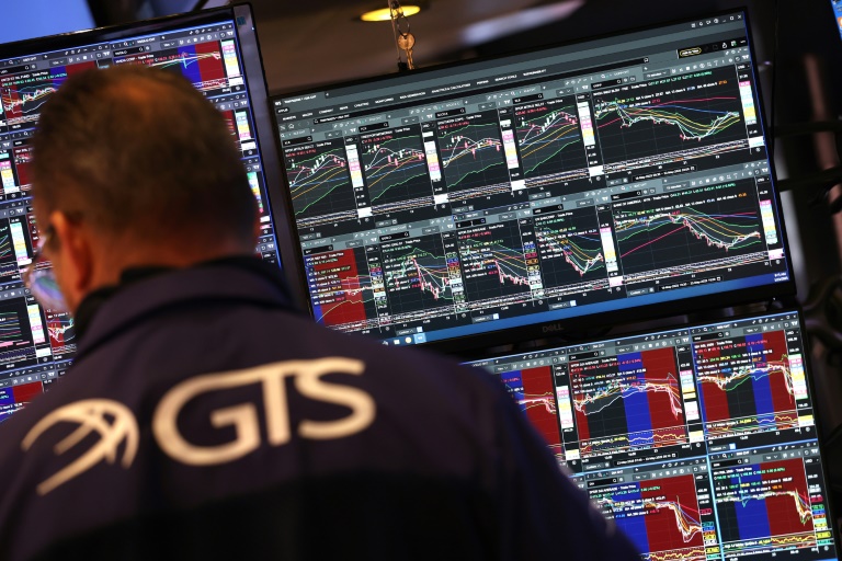 Des écrans d'indices boursiers, le 23 mai 2025 à  la Bourse de New York