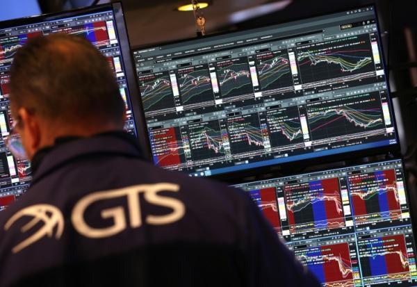 Des écrans d'indices boursiers, le 23 mai 2025 à  la Bourse de New York