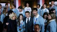 Le président Emmanuel Macron (c) et son épouse Brigitte Macron (g) avec les médaillés d'or en patinage artistique Laurence Fournier Baudry (2e g) et Guillaume Cizeron (d), lors d'une cérémonie de remise de médailles en l'honneur des athlètes français ayant participé aux Jeux olympiques d'hiver de Milan-Cortina 2026 à l'Élysée, le 29 avril 2026 à Paris