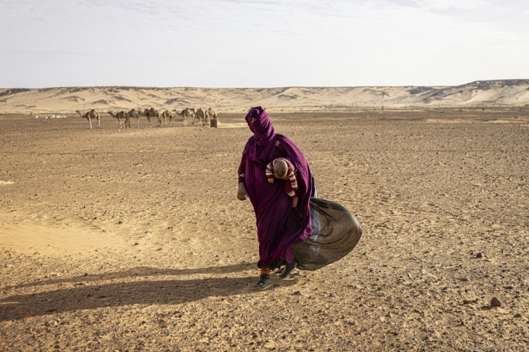 Une femme emmène son enfant à un poste d'infirmerie à Oued Chebi, en Mauritanie, le 6 avril 2025