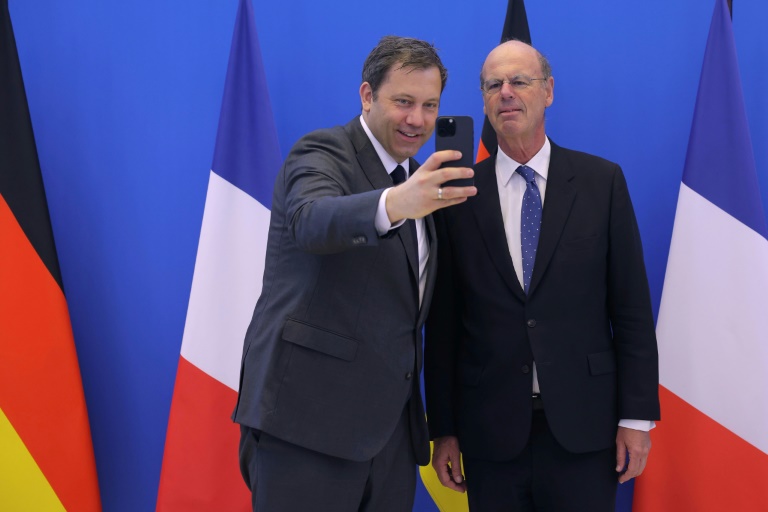Le vice-chancelier et ministre allemand des Finances Lars Klingbeil et le ministre français de l'Economie Eric Lombard, à Paris le 9 mai 2025