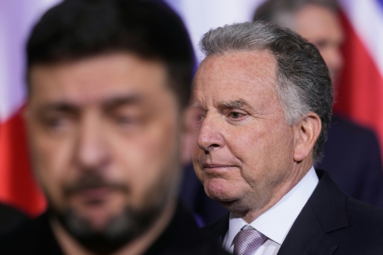 Le président ukrainien Volodymyr Zelenskyy et l'envoyé spécial américain Steve Witkoff lors d'une photo de famille le 15 décembre 2025à Berlin