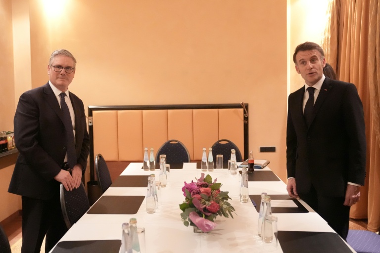 Le Premier ministre britannique Keir Starmer et le président français Emmanuel Macron lors d'une rencontre bilatérale à l'occasion de la Conférence de Munich sur la sécurité le 13 février 2026