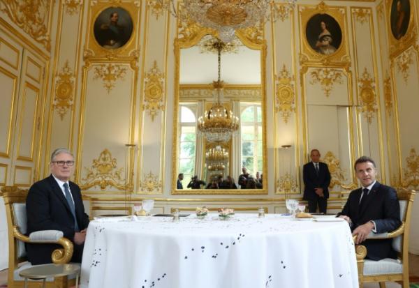 Le Premier ministre britannique Keir Starmer et le président français Emmanuel Macron lors d'une rencontre bilatérale à l'occasion de la Conférence de Munich sur la sécurité le 13 février 2026