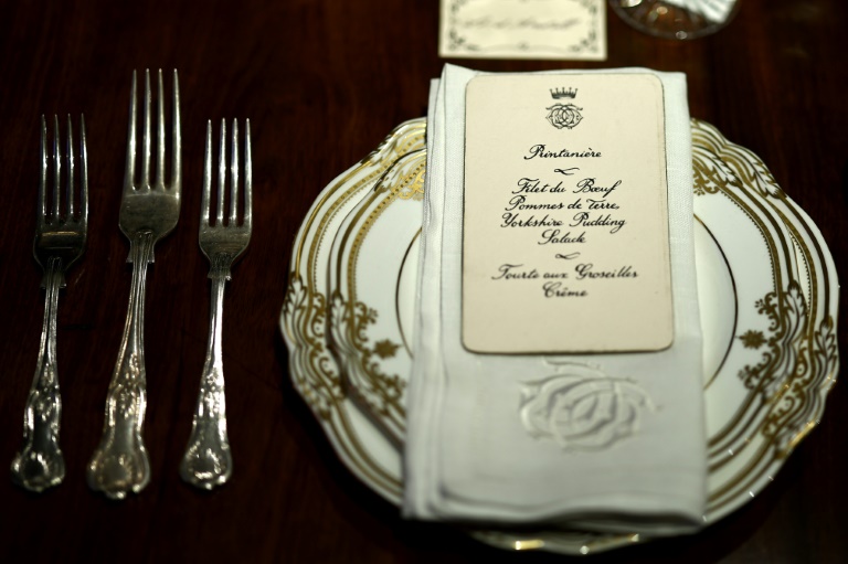 Des assiettes et couverts utilisé dans la série britannique Downton Abbey lors d'une avant-première presse pour une exposition d'accessoires, de costumes et d'autres articles de la franchise avant leur mise aux enchères, le 8 août 2025 à Londres