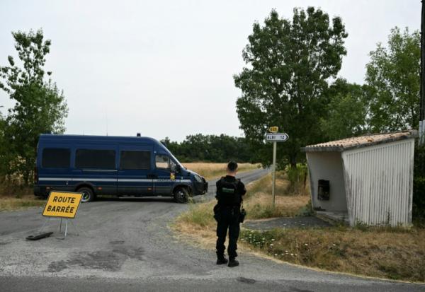 Un gendarme monte la garde sur une route barrée menant au site des recherches pour retrouver le corps de Delphine Jubillar, disparue en décembre 2020, à Villeneuve-sur-Vère, le 16 juillet 2026 dans le Tarn