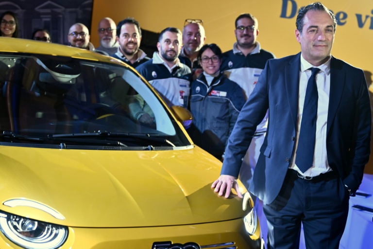 Antonio Filosa, directeur général de Stellantis, pose devant la nouvelle Fiat 500 Hybride dans l'usine Stellantis Fiat de Mirafiori à Turin, le 25 novembre 2025.