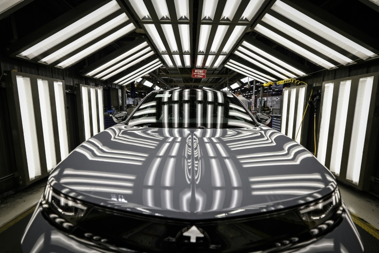 Des voitures en bout de chaîne dans l'usine Stellantis de Poissy (région parisienne) le 15 avril 2026. L'usine cessera la production automobile après 2028.