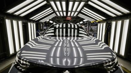 Des voitures en bout de chaîne dans l'usine Stellantis de Poissy (région parisienne) le 15 avril 2026. L'usine cessera la production automobile après 2028.