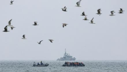 Une embarcation de migrants tentant de traverser la Manche, en août 2025
