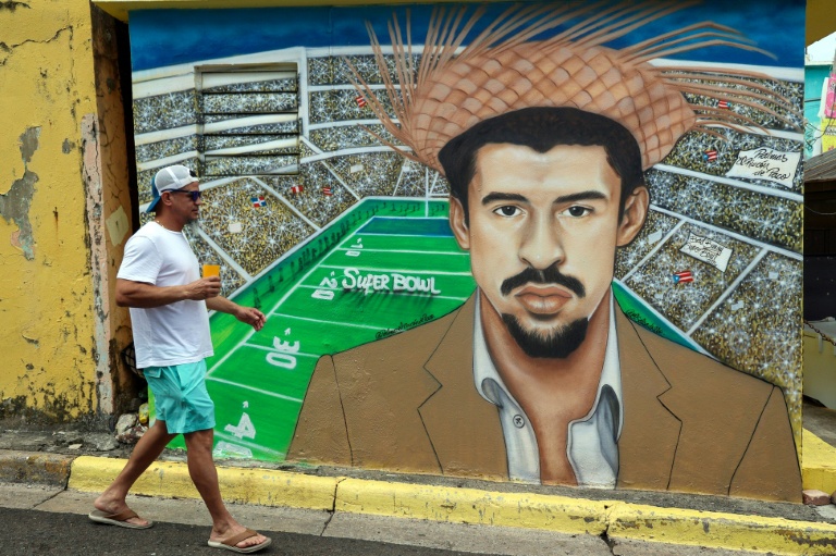 Un homme passe devant une fresque représentant le chanteur portoricain Bad Bunny à San Juan, capitale de Porto Rico, le 8 février 2026