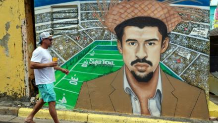 Un homme passe devant une fresque représentant le chanteur portoricain Bad Bunny à San Juan, capitale de Porto Rico, le 8 février 2026