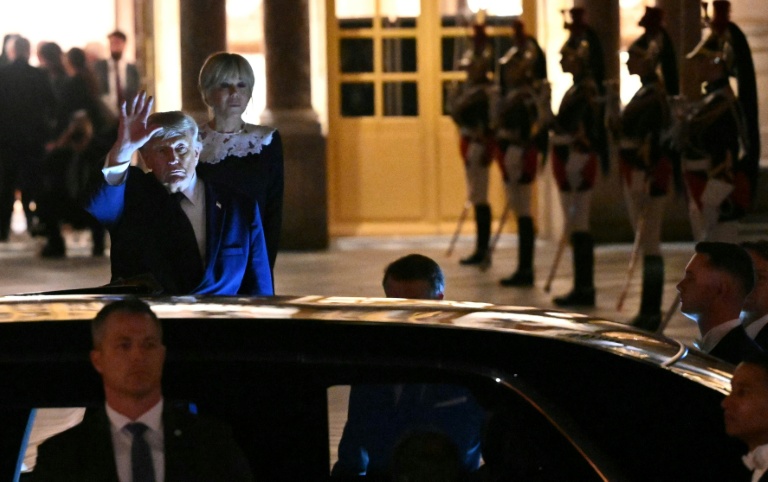 Le président américain Donald Trump quitte le Château de Versailles après un dîner avec le couple présidentiel français, le 17 juin 2026