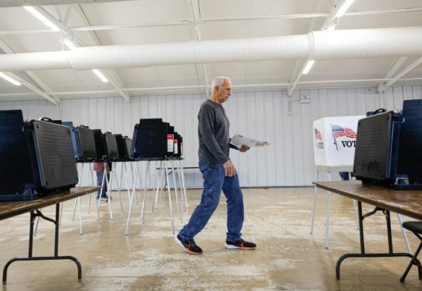 Un électeur américain vote par anticipation à Wheaton, dans l'Illinois, le 25 septembre 2026