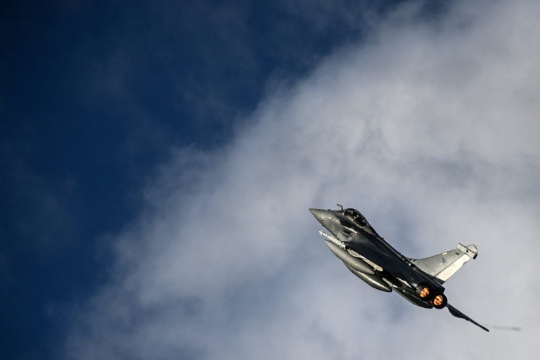 Un Rafale en vol à Mont-de-Marsan dans les Landes, le 26 novembre 2025