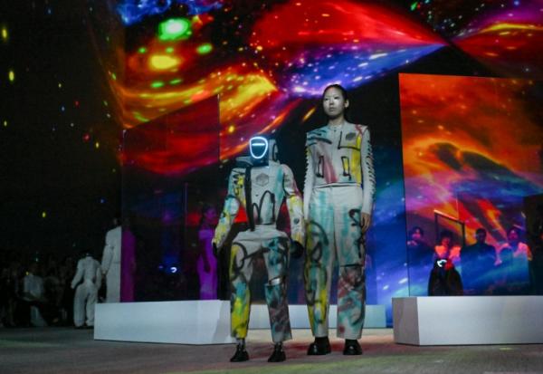 Des mannequins humains et des robots humonoïdes défilent ensemble à Séoul, le 29 mai 2026 en Corée du Sud