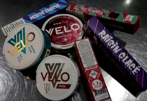 Des boîtes de cigarettes électroniques jetables "puffs" et des sachets de nicotine dans une boutique à Paris, le 19 décembre 2024