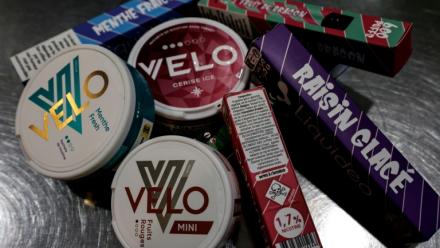 Des boîtes de cigarettes électroniques jetables "puffs" et des sachets de nicotine dans une boutique à Paris, le 19 décembre 2024