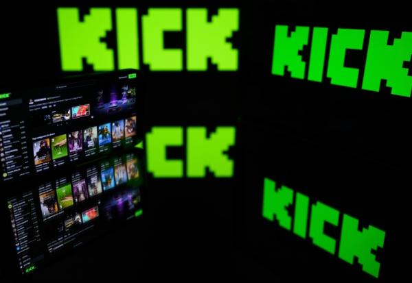 Le logo de la plateforme australienne de streaming en direct Kick, à Toulouse, dans le sud-ouest de la France, le 21 août 2025