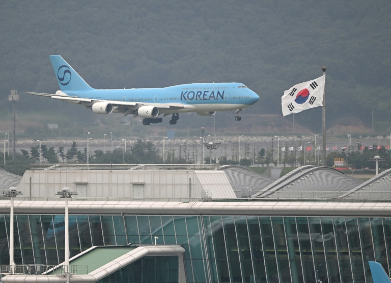Un Boeing 747-8I de la compagnie Korean Air, transportant des centaines de travailleurs sud-coréens libérés après une descente de l'immigration américaine, atterrit à l'aéroport d'Incheon, à l'ouest de Séoul, le 12 septembre 2025