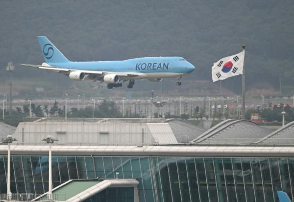 Un Boeing 747-8I de la compagnie Korean Air, transportant des centaines de travailleurs sud-coréens libérés après une descente de l'immigration américaine, atterrit à l'aéroport d'Incheon, à l'ouest de Séoul, le 12 septembre 2025