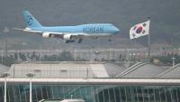 Un Boeing 747-8I de la compagnie Korean Air, transportant des centaines de travailleurs sud-coréens libérés après une descente de l'immigration américaine, atterrit à l'aéroport d'Incheon, à l'ouest de Séoul, le 12 septembre 2025