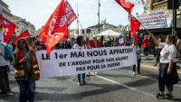 Une bzanderole "Le 1er mai nous appartient. De l'argent pour nos salaires, pas pour la guerre" lors d'un rassemblement de membres de la CGT à Marseille, le 1er mai 2026, à l'occasion de la Journée internationale des travailleurs