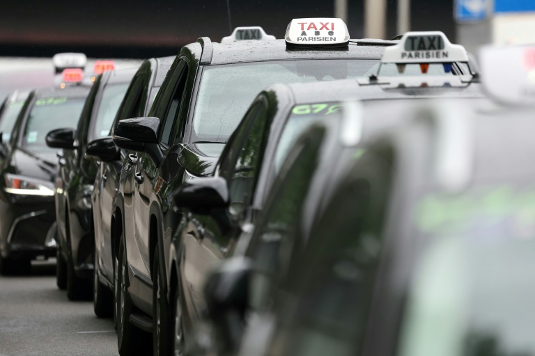 Manifestation de taxis à Saint-Denis en Seine-Saint-Denis, le 21 mai 2025