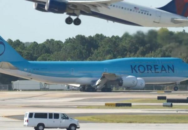 Cette capture d'écran d'une vidéo de l'AFP montre un Boeing affrété par Korean Air en provenance de Séoul arrivant à Atlanta, en Géorgie, le 10 septembre 2025