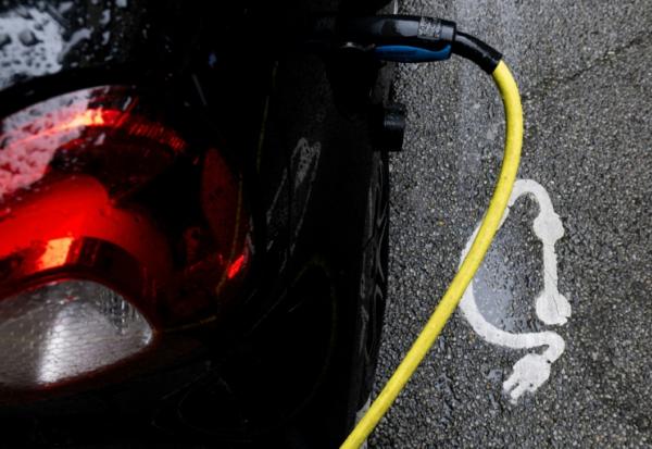 Une voiture branchée à une borne de recharge à Paris, le 13 mars 2026