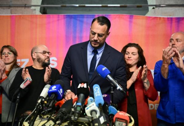 L'Insoumis Sébastien Delogu (c), candidat à la mairie de Marseille, annonce son retrait lors d'une conférence de presse à Marseille, le 17 mars 2026