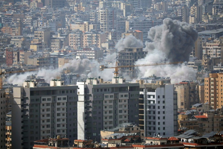 De la fumée s'élève de la banlieue sud de Beyrouth, où une frappe israélienne s'est produite à proximité d'un grand hôpital public, le 5 avril  2026. 

