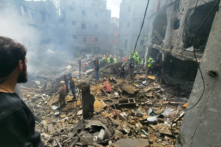 Des secouristes fouillent les décombres du quartier de Jnah à Beyrouth, après une frappe, le 5 avril 2026.

