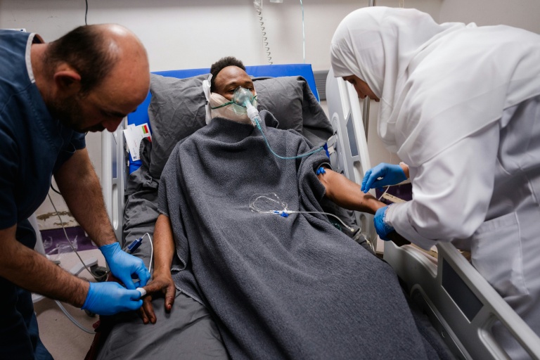 Un homme soudanais blessé par une frappe est soigné aux urgences de l'hôpital Rafik Hariri, le 5 avril 2026.

